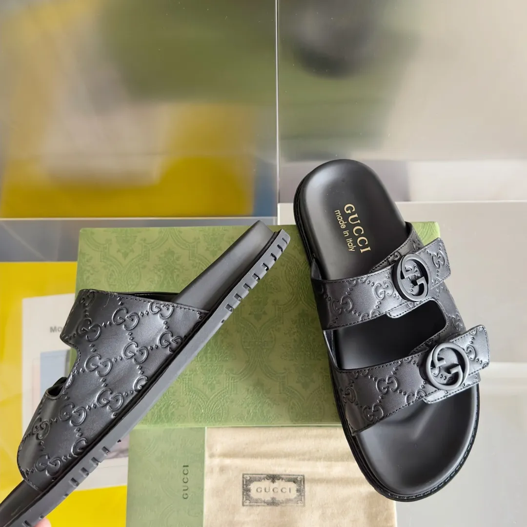 [G Home] Men's Men's Shoes💰: 300💰Size: 38-45 🆕2024Gucci Gucci Summer New Style Double G Presbyopia Flip-flops Cross Sandals Thick Sole Slippers Beach Shoes Original Purchase and Development Production G family's 2024 new summer dark horse items, fashion bloggers at home and abroad have put on the show, and it has become popular on social platforms at home and abroad. Fashionistas must pay for it, and they spend a lot of money to create ingenious craftsmanship and accurately restore every detail. Exquisite packaging at the delivery counter🛍📦 ▪️ Fabric: Original imported double G presbyopic leather ▪️ Lining: Original imported leather ▪️ Sole: Original open molded T men's shoes 💰U outsole ▪️ Bottom thickness: 3CM